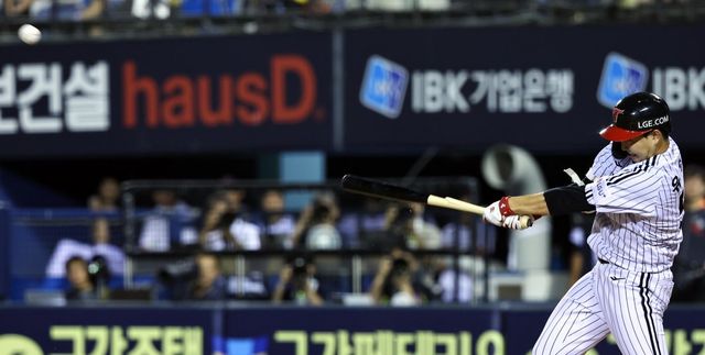 LG 유영찬이 10일 잠실 키움전에서 데뷔 첫 타석에 들어섰다. 그는 팀의 마무리투수로 타석과는 거리가 먼 포지션이라는 점에서 눈길을 끌었다. 잠실｜뉴시스