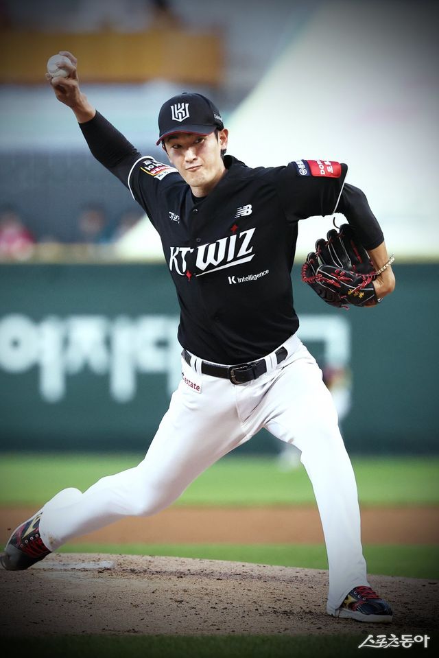 KT 고영표가 10일 인천 SSG전에서 6이닝 2실점(1자책점)의 호투로 8승째를 따냈다. 6월 27일 사직 롯데전에서 2.2이닝 7실점으로 무너진 뒤&nbsp;2연속경기 QS의 좋은 흐름으로&nbsp;전반기&nbsp;피날레를 장식했다. 사진제공｜KT 위즈