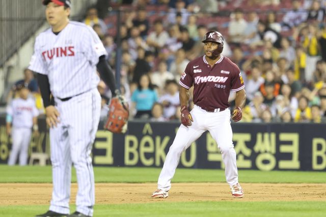 키움 스톤(오른쪽)은 10일 잠실 LG전에서 5번 지명타자로 선발출전해 5타수 1안타 1타점을 기록했다. 9회초 극적인 결승타로 팀의 7연패를 끊어냈다. 사진제공｜키움 히어로즈&nbsp;