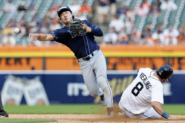 탬파베이 김하성(왼쪽)이 10일(한국시간) 미국 미시간주 디트로이트 코메리카파크에서 열린 ‘2025 메이저리그(MLB)’ 디트로이트전에서 상대 슬라이딩을 피해 1루 송구를 시도하고 있다. 김하성은 4타수 2안타 1타점 1득점을 기록하며 팀의 7-4 승리를 도왔다. 디트로이트(미 미시간주) ｜ AP뉴시스