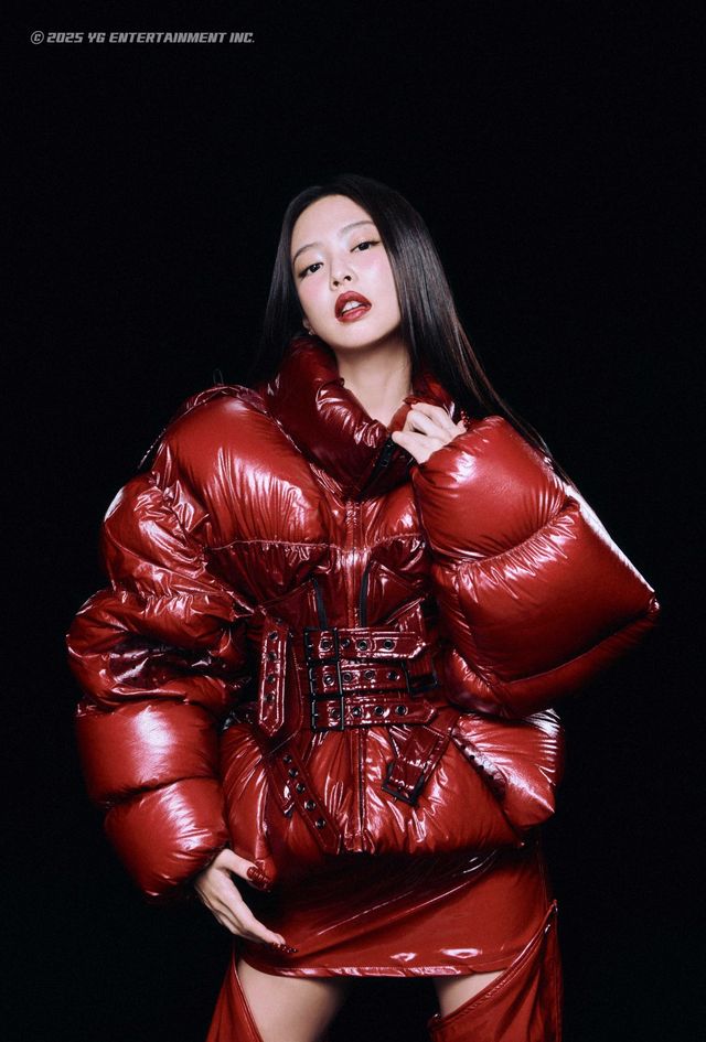 11일 블랙핑크의 컴백곡 ‘뛰어’의 정식 발매에 앞서 공개된 콘셉트 사진 속에서는 블랙핑크 멤버들이 계절감을 거스르는 ‘패딩 룩’을 선보이며 패션계의 주목을 끈다.&nbsp;사진제공 | YG 엔터테인먼트&nbsp;