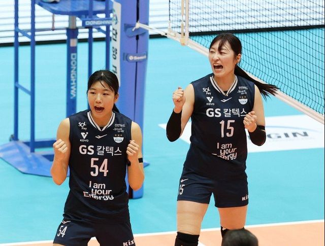 GS칼텍스는 10일 IBK기업은행과 ‘2025 한국실업배구연맹 & 프로배구 퓨처스 챔프전’ 결승에서 미들블로커(센터) 오세연(왼쪽)과 아웃사이드 히터(레프트)우수민의 활약이 돋보였다. 사진제공｜한국실업배구연맹