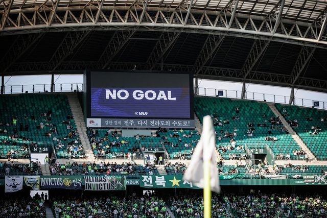 KFA와 한국프로축구연맹은 K리그에서 VAR 결과의 장내 방송 도입을 본격화한다. 주심이 온필드 리뷰를 통해 판정을 내린 뒤, 경기장 스피커를 통해 해당 판정의 이유를 관중에게 직접 설명하는 제도다. 사진제공｜한국프로축구연맹