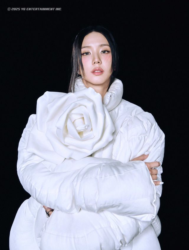 11일 블랙핑크의 컴백곡 ‘뛰어’의 정식 발매에 앞서 공개된 콘셉트 사진 속에서는 블랙핑크 멤버들이 계절감을 거스르는 ‘패딩 룩’을 선보이며 패션계의 주목을 끈다.&nbsp;사진제공 | YG 엔터테인먼트&nbsp;