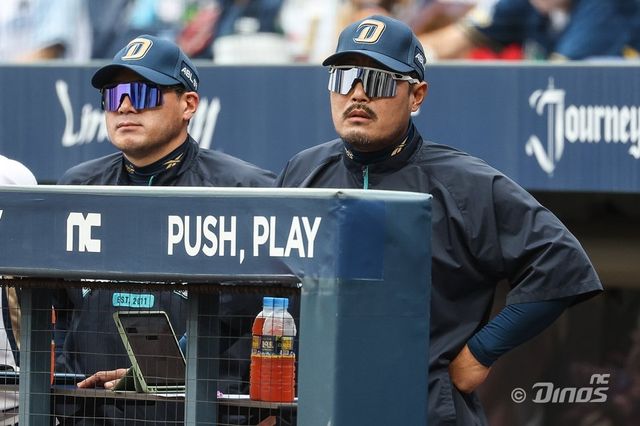 이호준 NC 감독(오른쪽)은 개막 직후 불펜에 고민이 많았으나 5월부터 필승조를 정립하며 안정적인 경기 후반 운영을 하고 있다.｜사진제공 NC 다이노스