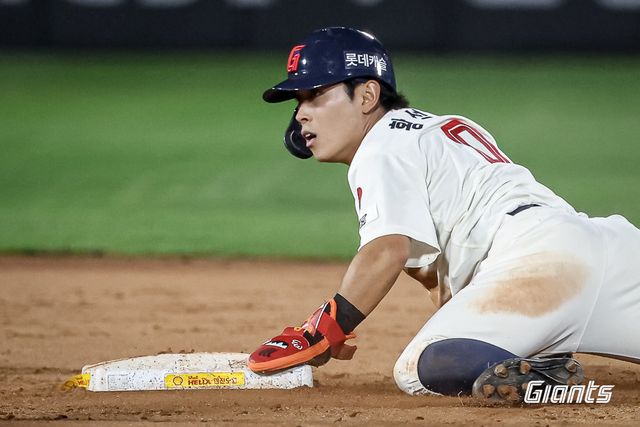 롯데 황성빈이 9일 사직구장에서 열린 두산과 홈경기 도중 2루를 훔치고 있다. 사진제공｜롯데 자이언츠