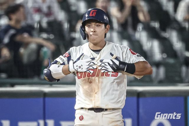 롯데 황성빈이 8일 사직구장에서 열린 두산과 홈경기 도중 3루타를 친 뒤 덕아웃을 향해 세리머니를 펼치고 있다. 사진제공｜롯데 자이언츠