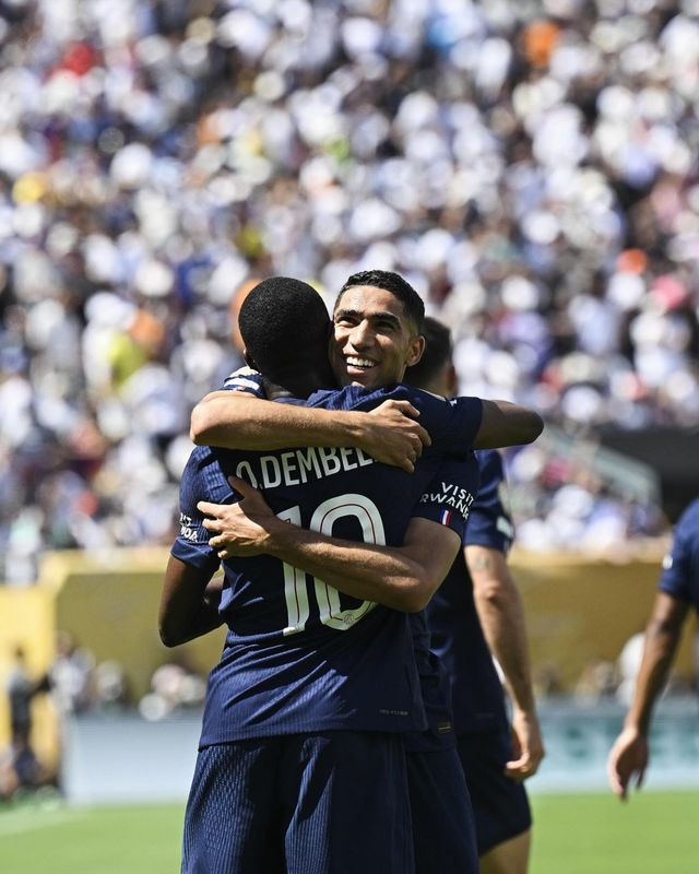 PSG 아슈라프 하키미(뒤)와 우스만 뎀벨레가 10일(한국시간) 미국 뉴저지주 이스트러더퍼드의 메트라이프 스타디움에서 열린 레알 마드리드와 클럽월드컵 준결승에서 득점 후 부둥켜안으며 기뻐하고 있다. 사진출처｜PSG 페이스북