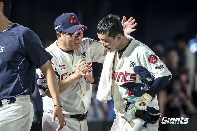 김태형 롯데 감독(왼쪽)이 9일 사직구장에서 열린 두산과 홈경기 연장 11회말 끝내기 안타를 친 이호준을 기특해하고 있다. 사진제공｜롯데 자이언츠