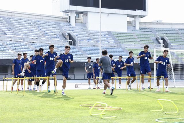 축구대표팀은 11일 용인미르스타디움에서 열릴 홍콩과 E-1 챔피언십 2차전에서 최대한 많은 득점을 뽑기 위한 공격적인 운영을 하면서&nbsp;큰 폭의 로테이션에 나설 것으로 보인다. 수비진의 새로운 조합도 기대 요소다. 선수들이 홍콩전을 앞두고 성남종합운동장에서 몸을 풀고 있다. 사진제공｜대한축구협회