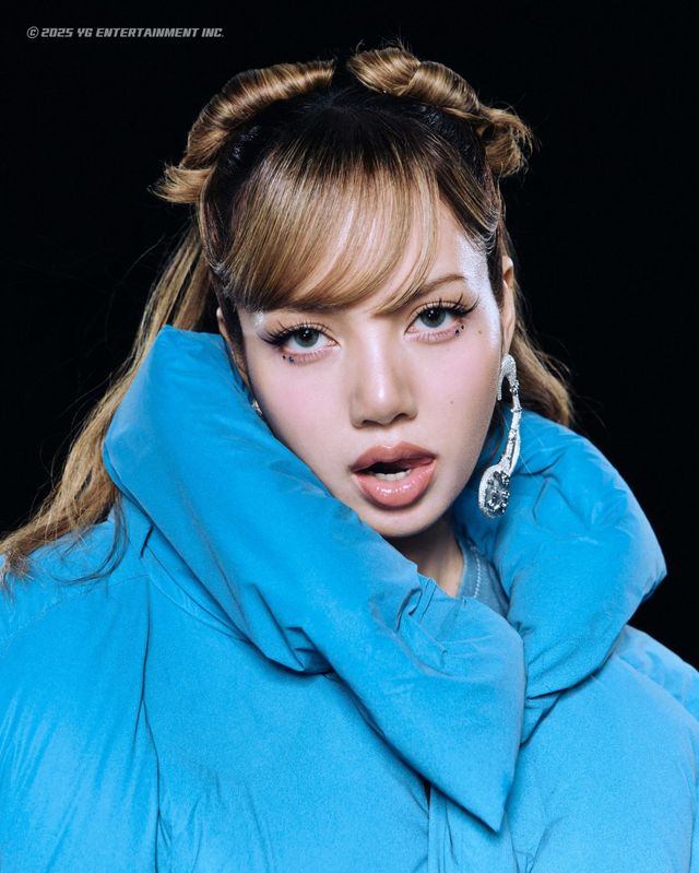 11일 블랙핑크의 컴백곡 ‘뛰어’의 정식 발매에 앞서 공개된 콘셉트 사진 속에서는 블랙핑크 멤버들이 계절감을 거스르는 ‘패딩 룩’을 선보이며 패션계의 주목을 끈다.&nbsp;사진제공 | YG 엔터테인먼트&nbsp;