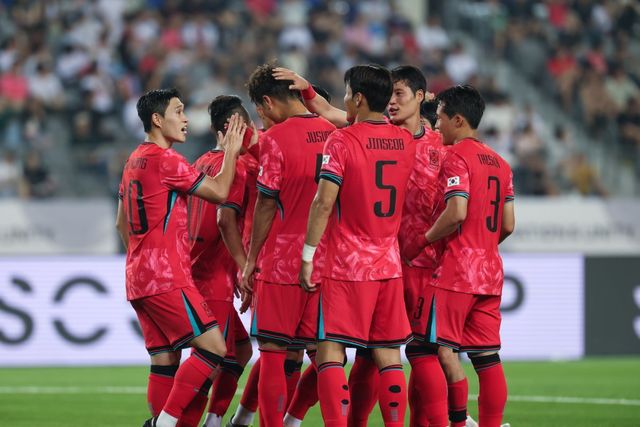축구대표팀은 11일 용인미르스타디움에서 열릴 홍콩과 E-1 챔피언십 2차전에서 최대한 많은 득점을 뽑기 위한 공격적인 운영을 하면서 큰 폭의 로테이션에 나설 것으로 보인다. 수비진의 새로운 조합도 기대 요소다. 7일 중국전에서 득점이 나오자 선수들이 서로를 격려하고 있다. 사진제공｜대한축구협회