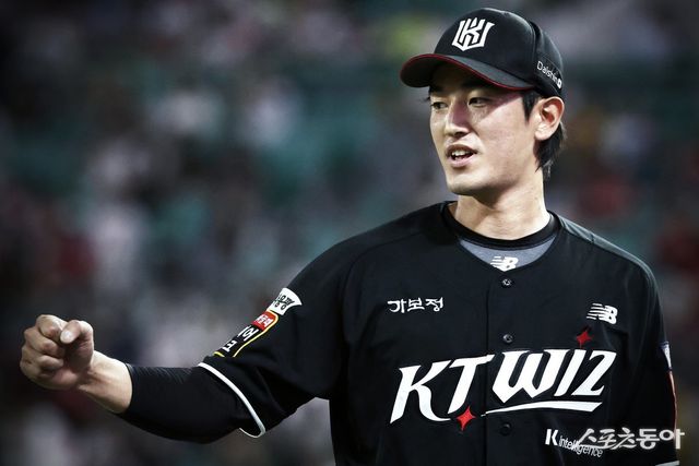 KT 고영표가 10일 인천 SSG전에서 6이닝 2실점(1자책점)의 호투로 8승째를 따냈다. 6월 27일 사직 롯데전에서 2.2이닝 7실점으로 무너진 뒤 2연속경기 QS의 좋은 흐름으로 전반기 피날레를 장식했다. 사진제공｜KT 위즈