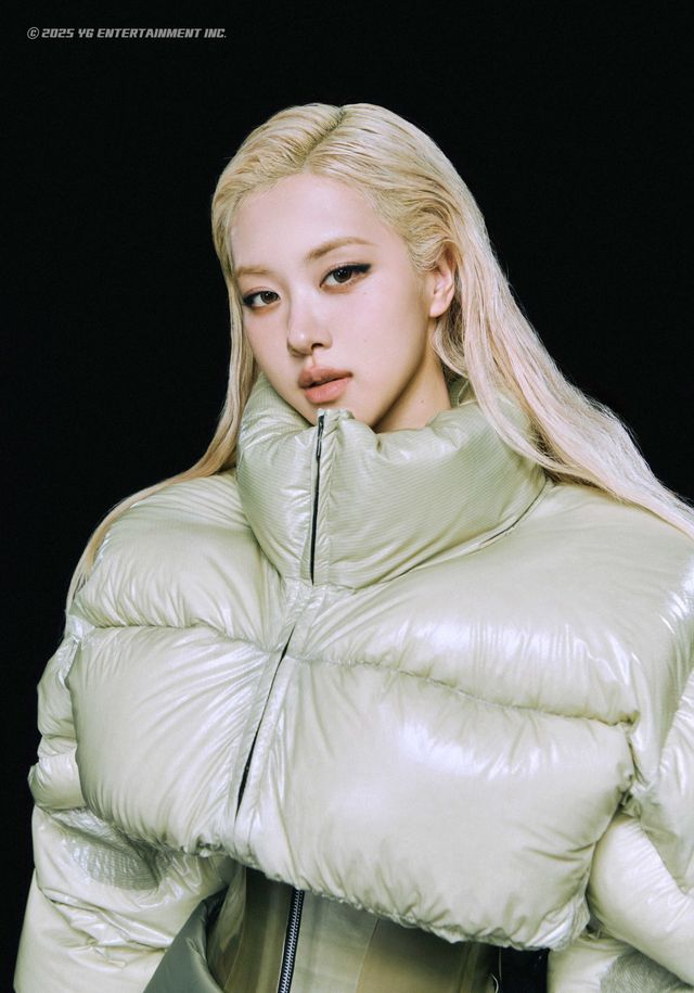 11일 블랙핑크의 컴백곡 ‘뛰어’의 정식 발매에 앞서 공개된 콘셉트 사진 속에서는 블랙핑크 멤버들이 계절감을 거스르는 ‘패딩 룩’을 선보이며 패션계의 주목을 끈다. 사진제공 | YG 엔터테인먼트&nbsp;