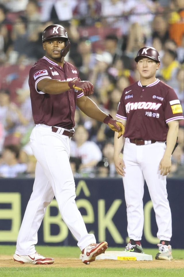 키움 스톤(왼쪽)은 10일 잠실 LG전에서 5번 지명타자로 선발출전해 5타수 1안타 1타점을 기록했다. 9회초 극적인 결승타로 팀의 7연패를 끊어냈다. 사진제공｜키움 히어로즈&nbsp;