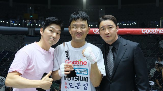 개그맨 파이터 윤형빈(가운데)이 지난달 28일 서울 장충체육관에서 열린 ‘굽네 로드FC 073’에서 유튜버 밴쯔를 상대로 승리한 뒤 로드FC 정문홍 회장(오른쪽), 김앤장 법률사무소 박민철 변호사와 함께 사진촬영을 하고 있다. 사진제공｜로드FC