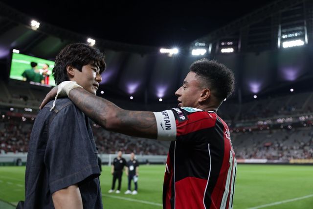 에이전트 수수료 문제로 최근 급여 통장이 가압류 당한 것으로 알려진 FC서울 제시 린가드(오른쪽)가 지난달 29일 서울월드컵경기장에서 열린 포항 스틸러스와 K리그1 홈경기를 마친 뒤 포항행을 확정한 베테랑 미드필더 기성용과 대화하고 있다. 사진제공｜한국프로축구연맹