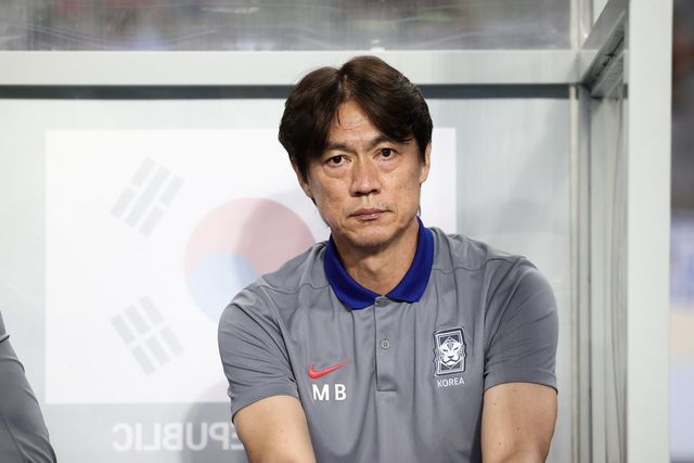 홍명보 축구국가대표팀 감독이 11일 용인미르스타디움에서 열린 홍콩과 E-1 챔피언십 2차전에서 그라운드를 응시하고 있다. 사진제공｜대한축구협회