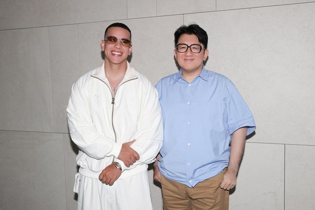 라틴 음악 레전드 스타가 하이브 품으로 들어왔다. 레게톤 메가 스타 DY가 11일 하이브의 중남미 법인인 하이브 라틴 아메리카 합류를 공식화했다. ‘하이브 가족’이 된 DY(왼쪽)와 하이브 방시혁 의장 사진제공|하이브 라틴 아메리카