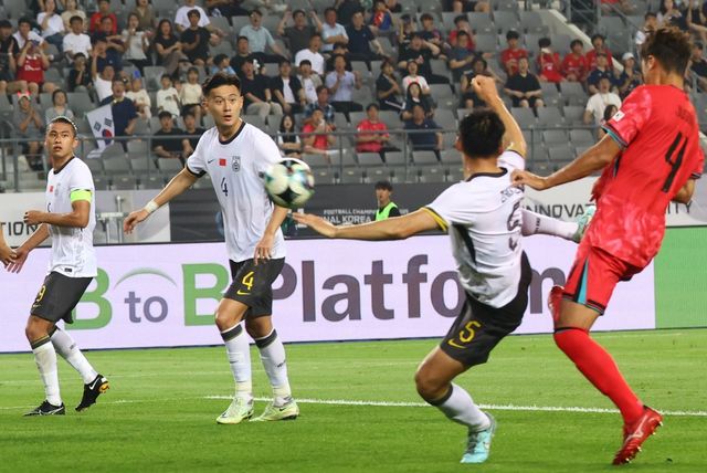 한 중국 매체가 EAFF E-1 챔피언십에 출전한 자국 남녀축구대표팀이 10일 훈련을 같은 장소, 같은 시간에서 진행했다는 내용의 영상을 공개한 것에 대해 EAFF 사무국은 각국 협회가 직접 결정한 사안이라며 선을 그었다. 중국 남자대표팀이 7일 용인미르스타디움에서 한국을 상대하는 모습. 용인｜뉴시스