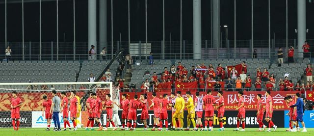 축구대표팀이 7일 용인미르스타디움에서 열린 중국과 E-1 챔피언십 1차전에서 3-0 완승한 뒤 그라운드를 돌면서 팬들에게 감사를 전하고 있다. 홍명보 감독은 11일 같은 장소에서 열릴 홍콩과 2차전을 앞두고 선발 11명을 전원 교체하며 테스트에 목적을 뒀음을 분명히 했다. 용인｜뉴시스