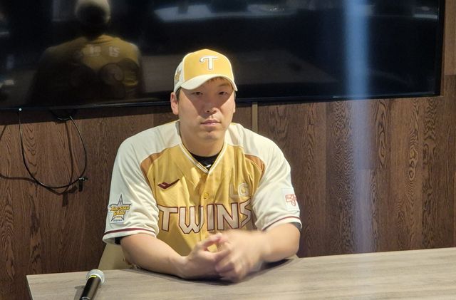 LG 김현수(사진)는 KT 안현민의 파워와 정확한 콘택트 능력에 아낌없는 박수를 보냈다. 대전｜뉴시스