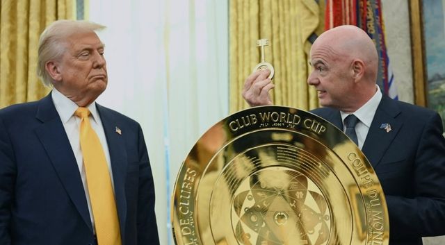 도널드 트럼프 미국 대통령(왼쪽)이 14일(한국시간) 클럽월드컵 결승전이 열리는 메트라이프 스타디움 현장에 참석할 예정이다. 트럼프는 지아니 인판티노 FIFA 회장 등 고위 관계자와 나란히 착석한다. 사진출처｜FIFA 홈페이지