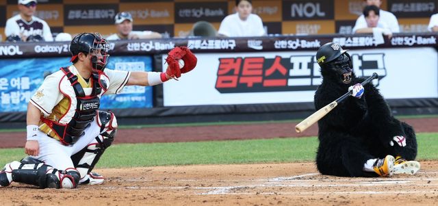 LG 김현수는 KT 안현민(사진, 오른쪽)을 향한 칭찬을 아끼지 않았다. 대전｜뉴시스