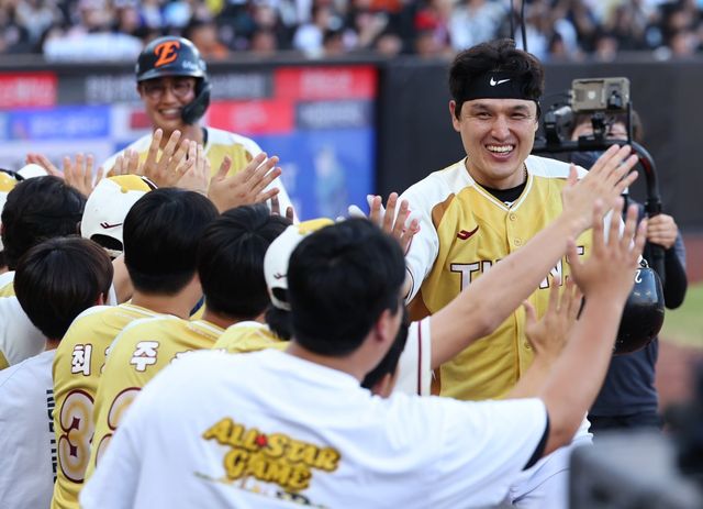 LG 박동원(오른쪽)은 12일 대전 한화생명볼파크에서 열린 2025 올스타전에 나눔 올스타의 6번타자 포수로 나서 홈런을 포함해 4타수 3안타 3타점 1득점으로 활약했다. 대전｜뉴시스