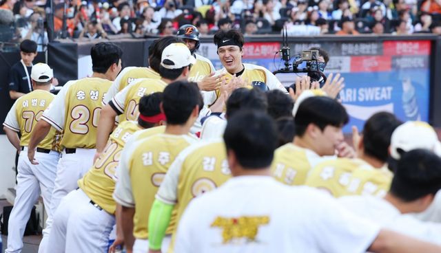 LG 박동원(오른쪽)은 12일 대전 한화생명볼파크에서 열린 2025 올스타전에 나눔 올스타의 6번타자 포수로 나서 홈런을 포함해 4타수 3안타 3타점 1득점으로 활약했다. 대전｜뉴시스