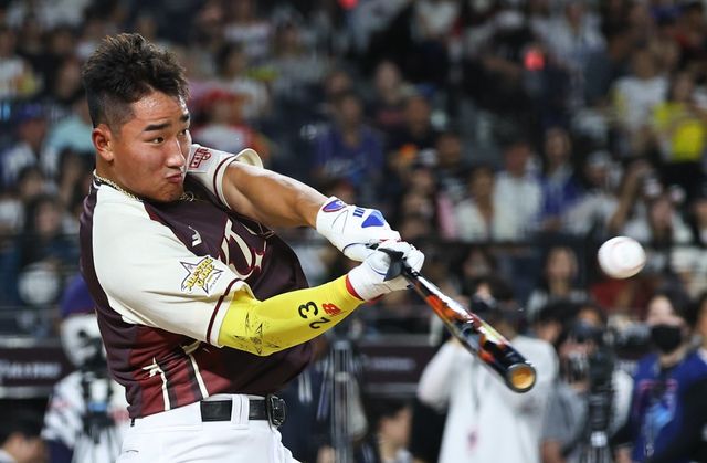 LG 김현수는 KT 안현민(사진)을 향한 칭찬을 아끼지 않았다. 대전｜뉴시스