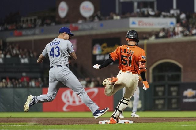 샌프란시스코 이정후(오른쪽)는 12일 다저스전에서 6번타자 중견수로 선발출전해 결승 2타점 3루타를 포함해 4타수 3안타 3타점으로 활약했다. 샌프란시스코(미 캘리포니아주)｜AP뉴시스