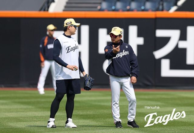 한화 양상문 투수코치(오른쪽)와 한승혁. 사진제공｜한화 이글스