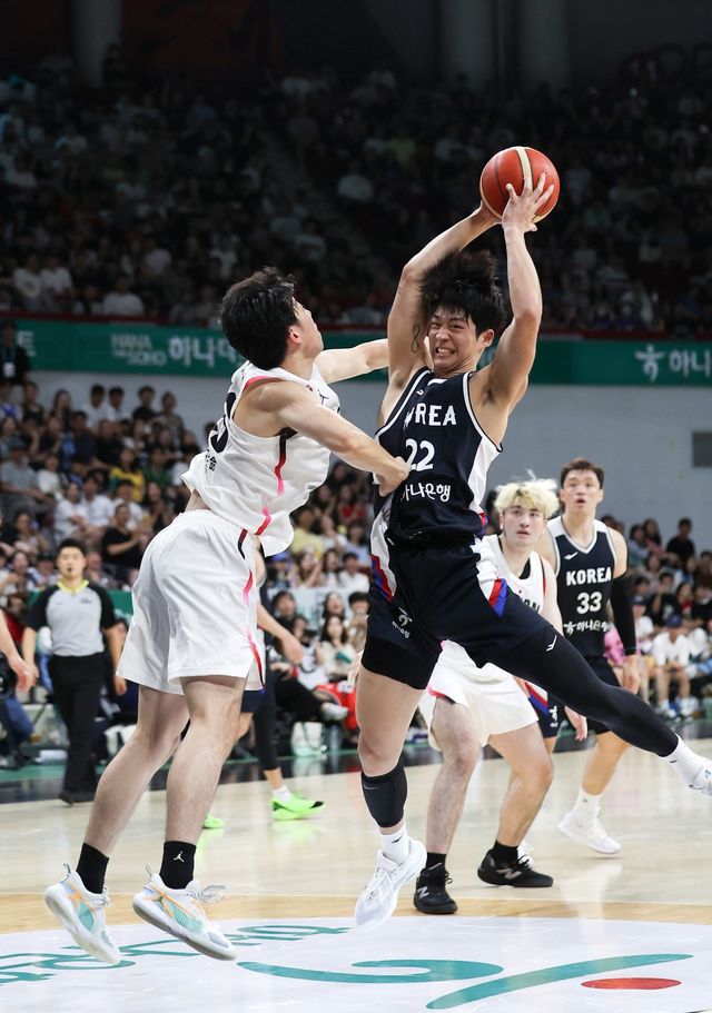 남자농구국가대표팀 포워드&nbsp;여준석(오른쪽)이 13일 일본과 2번째 평가전서 상대 수비와 경합 끝에 리바운드를 따내고 있다. 안양｜뉴시스