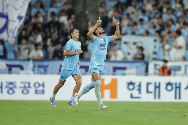 대구 세징야(오른쪽)가 12일 울산과 원정경기에서 멀티골이자 팀을 2-2 동점으로 이끄는 골을 넣은&nbsp;뒤 손가락으로 하늘을 가리키는 세리머니를 하고 있다. 사진제공｜한국프로축구연맹