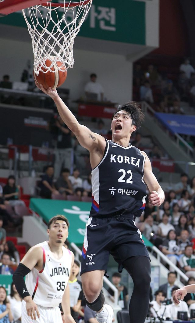 남자농구국가대표팀 포워드&nbsp;여준석(오른쪽)이&nbsp;13일 일본과 2번째 평가전서 레이업슛을 시도하고 있다. 안양｜뉴시스