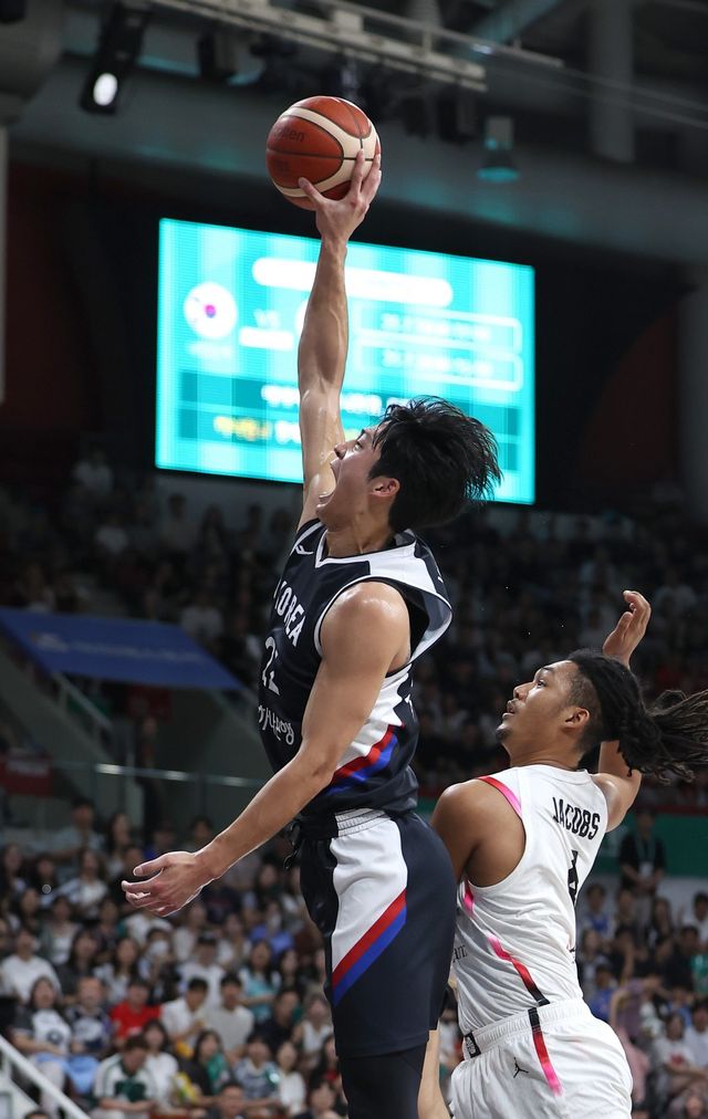남자농구국가대표팀 포워드&nbsp;여준석(왼쪽)은 11, 13일 일본과 2차례 평가전에서 총 33점을 올리며 강한 인상을 남겼다. 남다른 운동능력을 지닌 그의 활약은 팬들의 눈길을 사로잡기에 충분했다. 여준석이 13일 일본과 2번째 평가전서 제이콥스 아키라의 수비를 뚫고&nbsp;덩크를 시도하고 있다. 안양｜뉴시스