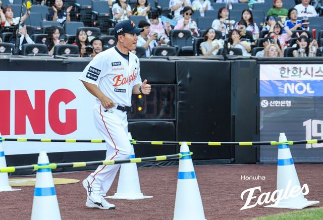 이대진 한화 퓨처스군 감독은 팀 투수진 ‘뎁스’ 확장의 숨은 주역이다. 한화 투수들의 장단점을 면밀히 파악해 온 그는 1군 코칭스태프와 꾸준히 소통하며 즉시 전력을 키우는 데 많은 공을 들였다. 박정진, 정우람 퓨처스군 코치와 함께 체계적인 육성에 앞장 서고 있다. 사진제공｜한화 이글스