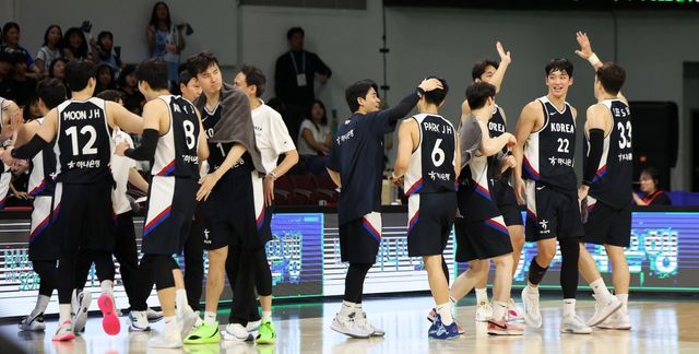 한국 선수들이 13일 안양정관장아레나에서 열린 일본과 평가전 2차전에서 하이파이브를 하고 있다. 안양｜뉴시스