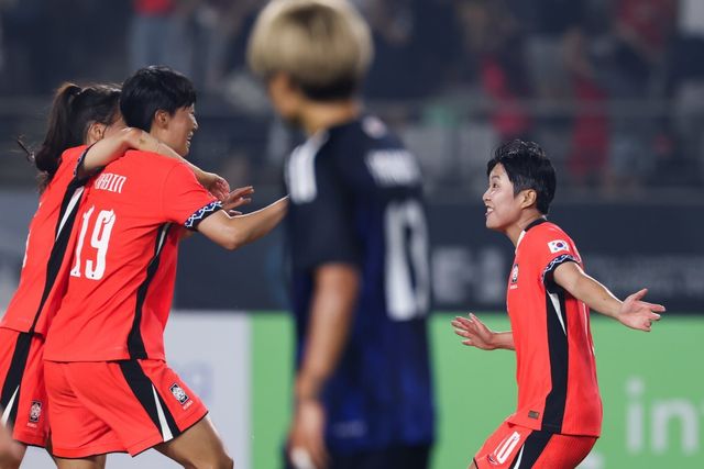 여자축구대표팀 정다빈(19번)이 13일 화성종합타운에서 열린 일본과 2025 EAFF E-1 챔피언십 2차전에서 0-1로 뒤진 후반 41분 동점 골을 기록한 뒤 지소연(오른쪽 끝)과 기뻐하고 있다. 1-1로 비긴 대표팀은 이 대회 정상 도전 희망을 이어갔다. 사진제공│대한축구협회