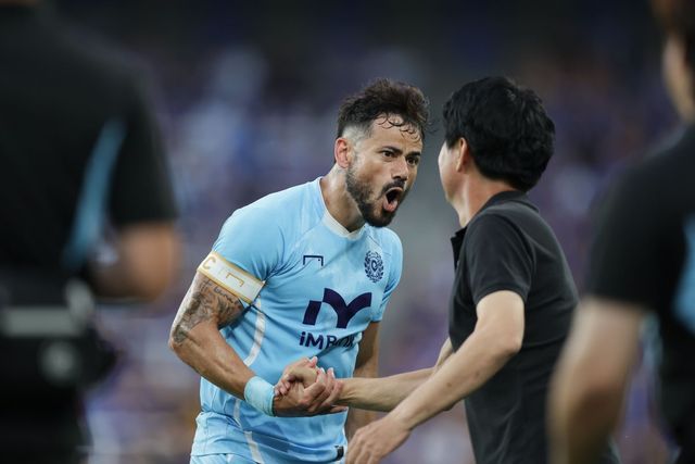 대구 세징야(왼쪽)가 12일 울산과 원정경기에서 선제골을 넣은 뒤 김병수 감독과 손을 맞잡고 기뻐하고 있다. 사진제공｜한국프로축구연맹