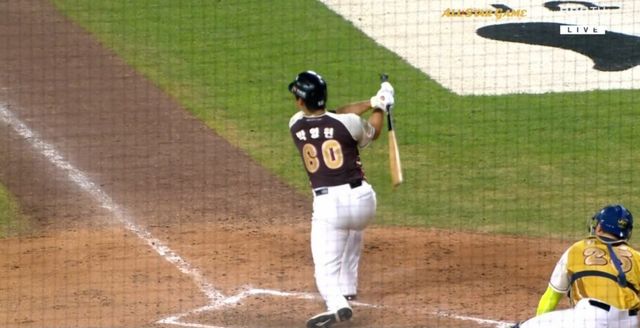 KT 박영현(사진)은 12일 대전 한화생명볼파크에서 열린 2025 올스타전에서 타자로 나서 마무리투수 김서현을 상대한 소감을 밝혔다.｜SPOTV 중계화면 캡처