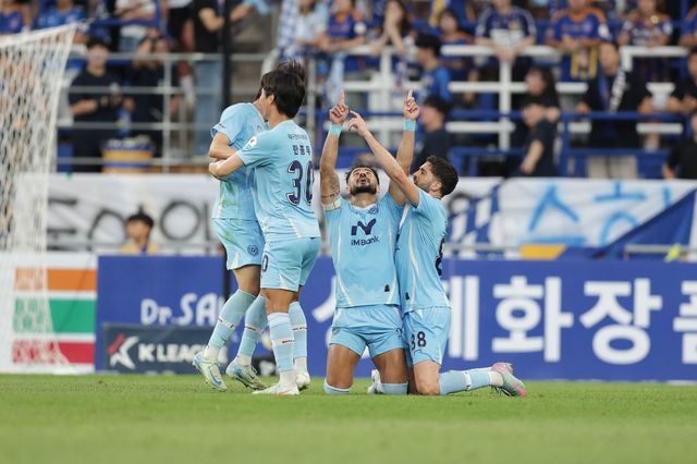 대구 세징야(가운데)가 12일 울산과 원정경기에서 선제골을 넣은&nbsp;뒤 동료들과 함께 세리머니를 하고 있다. 사진제공｜한국프로축구연맹