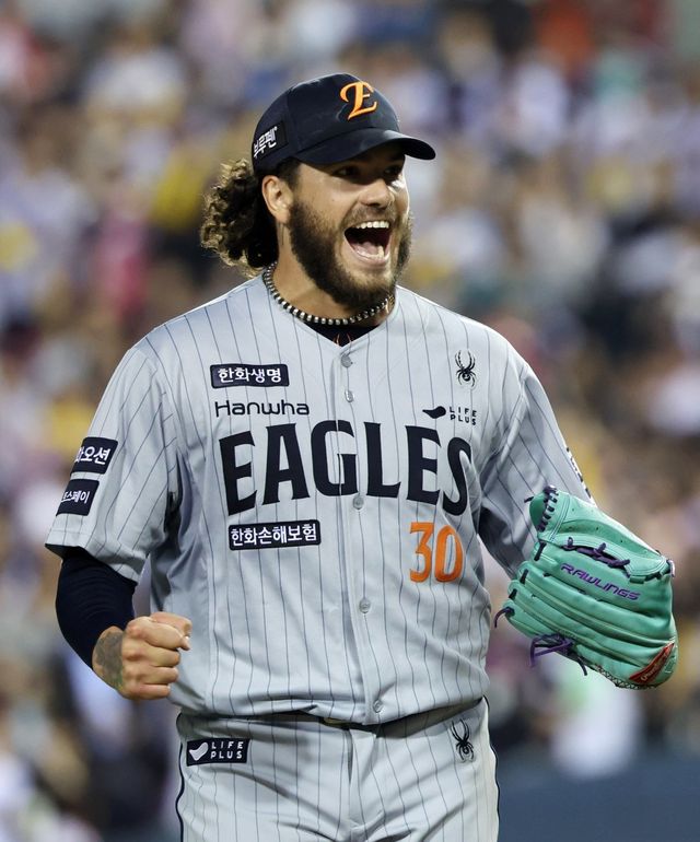 한화 코디 폰세는 전반기를 1점대 ERA로 마쳤다. 그가 2010년 류현진 이후 처음으로 규정이닝 1점대 ERA로 시즌을 마무리할 수 있을지에 관심이 쏠린다. 규정이닝 1점대 ERA는 KBO리그 역사를 통틀어도 총 26회밖에 나오지 않은 기록이다. 뉴시스