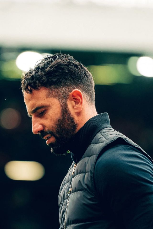 맨유 골키퍼 안드레 오나나가 햄스트링 부상으로 최대 8주 이탈이 불가피해졌다. 안 그래도 교체 여부를 놓고 깊은 고민을 하던 오나나의 전력 이탈로 후벵 아모림 맨유 감독(사진)의&nbsp;스쿼드 개편과 프리시즌 훈련계획이 큰 차질을 빚게 됐다. 사진출처｜맨체스터 유나이티드 페이스북