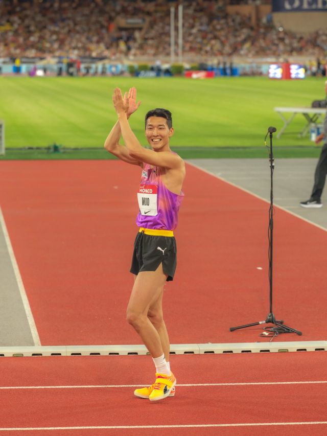 우상혁이 12일(한국시간) 모나코의 스타드 루이 2세에서 열린 2025모나코다이아몬드리그 남자 높이뛰기 결선 도중 관중들의 호응을 유도하고 있다. 그는 2m34의 기록으로 금메달을 따내며 9월 도쿄 세계육상선수권대회 전망을 밝혔다. 사진제공│대한육상연맹