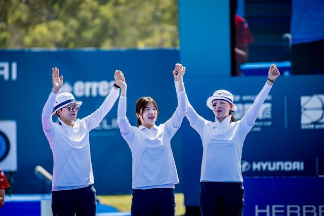 안산, 강채영, 임시현이 13일(한국시간) 스페인 마드리드의 발레르모소스타디움에서 벌어진 2025현대양궁월드컵 마드리드 4차대회 마지막 날 리커브 여자단체전 결승에서 중국을 세트스코어 6-2로 꺾고 금메달을 목에 걸었다(왼쪽부터). 사진은 지난달 튀르키예 안탈랴 3차대회에서 동메달을 따낸 뒤 기뻐하는 모습. 사진제공│대한양궁협회