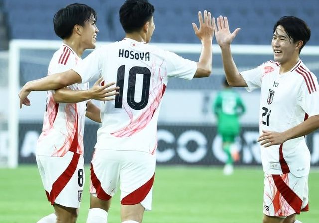 일본 공격수 호소야 마오(가운데)가 12일 용인미르스타디움에서 열린 중국전에서 선제골을 넣은 뒤 동료들의 축하를 받고 있다. 일본은 중국을 2-0으로 꺾고 대회 2연승을 달렸다. 사진출처｜일본축구협회 페이스북