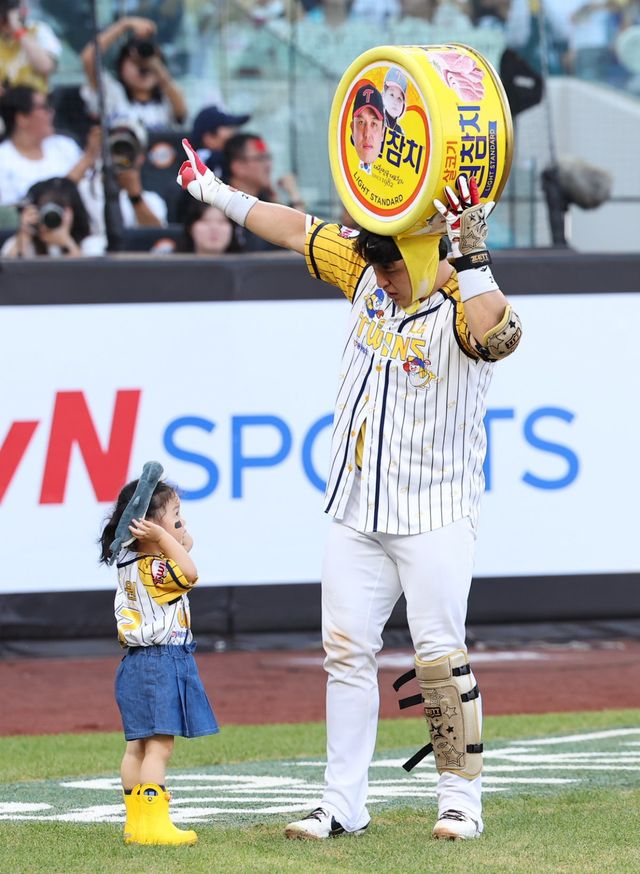 LG 박동원(오른쪽)은 12일 대전 한화생명볼파크에서 열린 2025 올스타전에 나눔 올스타의 6번타자 포수로 나서 홈런을 포함해 4타수 3안타 3타점 1득점으로 활약했다. 그는 기자단 투표 28표 중 27표를 얻어 올스타전 MVP로 뽑혔다. 대전｜뉴시스