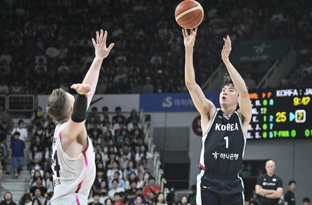 이현중(오른쪽)이 13일 안양정관장아레나에서 벌어진 일본과 평가전 2차전에서 조시 호킨슨을 상대로 외곽슛을 시도하고 있다. 이날 이현중은 19점·12리바운드의 활약으로 대표팀의 84-69 승리를 이끌었다. 사진제공｜대한민국농구협회